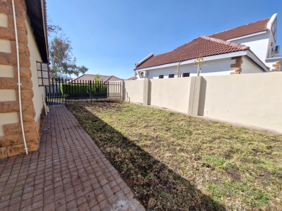 To Let 3 Bedroom Property for Rent in Meerhof North West